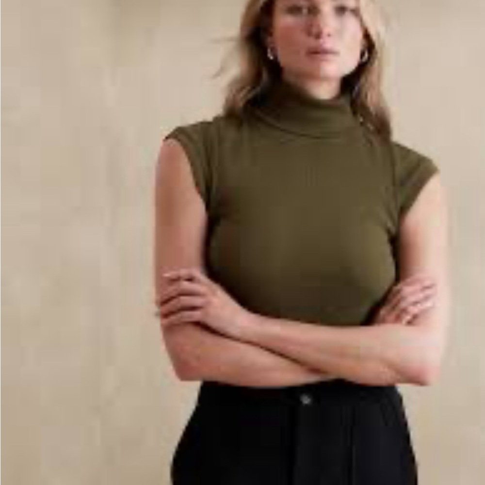 Banana Republic ribbed mock-neck t-shirt